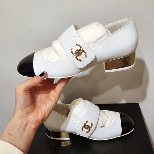 CHANEL Patent 턴락 메리제인 White Black