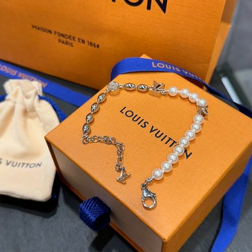 LOUIS VUITTON LV ํ Silver Bracelet