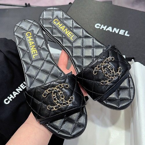 CHANEL 그레인드 Calfskin Big Logo Embossed Slippers Black 37