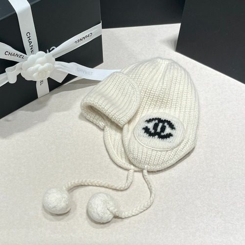CHANEL ๋ฐฉ์ธ ํธ๋ํผํ Cashmere White Black
