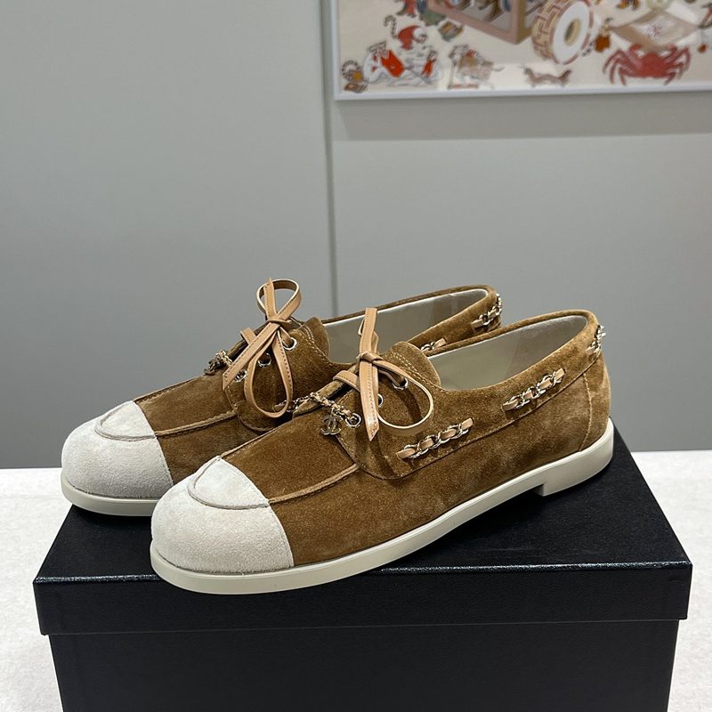 CHANEL Suede Calfskin Gold Chain 배색 모카신 Loafers 브라운 White Women's용