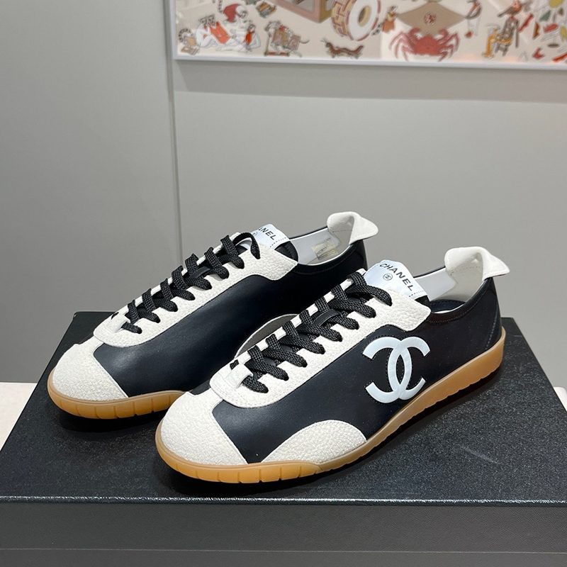 CHANEL Big Logo Embossed Suede Flat Black Sneakers Men's용