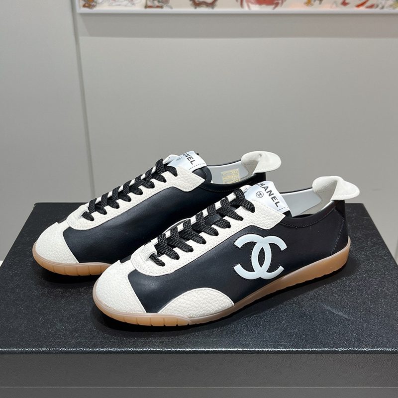 CHANEL Big Logo Embossed Suede Flat Black Sneakers Women's용