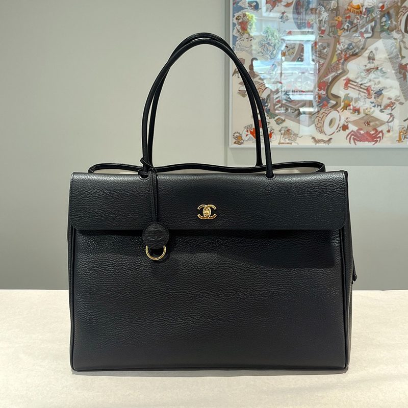 CHANEL ๊ทธ๋ ์ธ๋ Calfskin Large ์ผํ๋ฐฑ