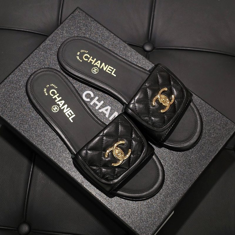 CHANEL 턴락 Gold-Tone CC Flat Slippers Black 37