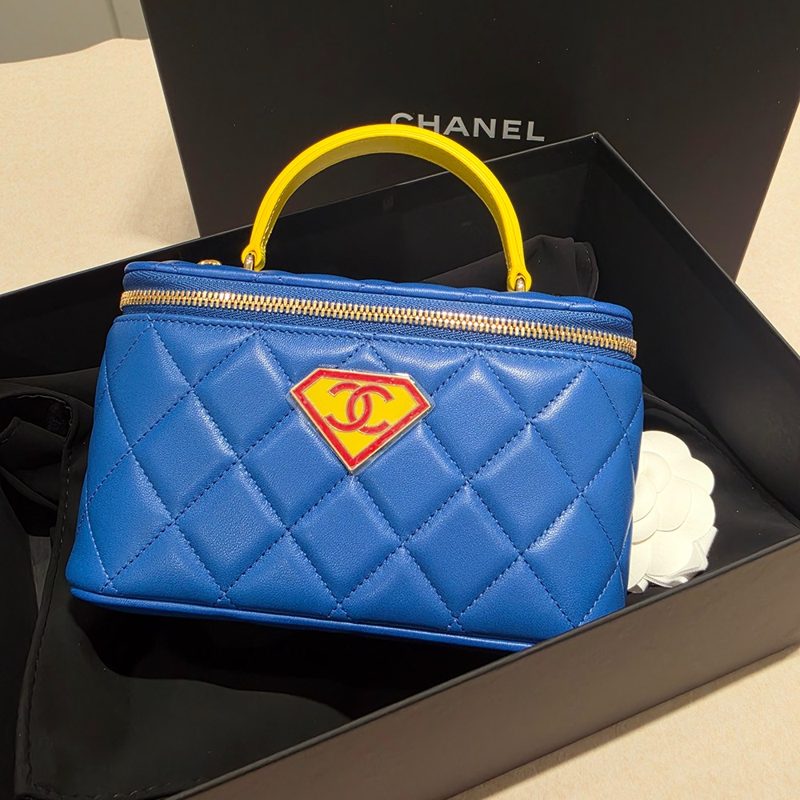 CHANEL ๋ฒ ๋ํฐ๋ฐฑ / Lambskin ํํธ๋ค ์ํผ๋งจ Cosmetic Pouch Shoulder / Crossbody Bag