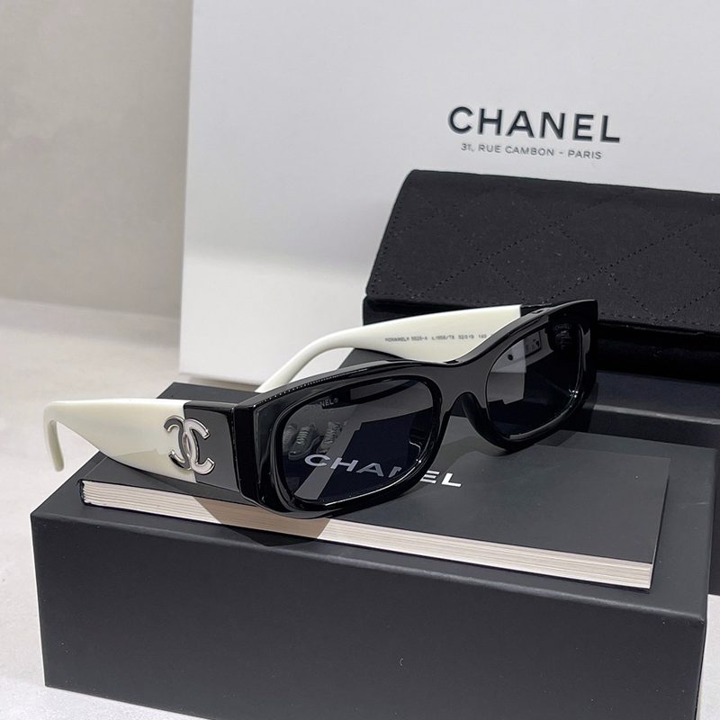 CHANEL ์ ๊ธ๋ผ์ค / CC Logo Black White Mix Color ๋ฐฐ์ ์ ๊ธ๋ผ์ค