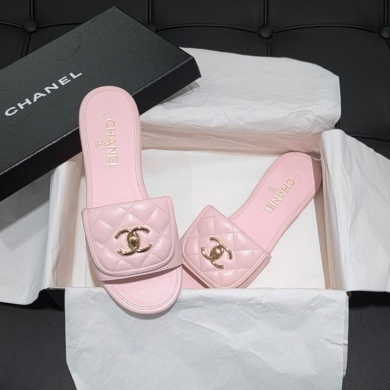 CHANEL Sandals / ํด๋ฝ Gold-Tone CC Logo ํํฌ Flat Slippers