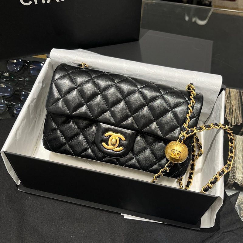 CHANEL Mini ํ๋ฉ๋ฐฑ Lambskin ์๋๋ฉ ๊ณจ๋ ๋ณผ Gold Metal Black