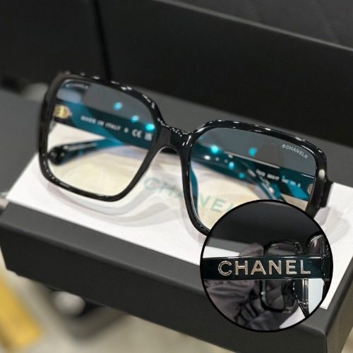 CHANEL Classic Square λΏν
Lettering Logo κ°μΈ Black μκ²½