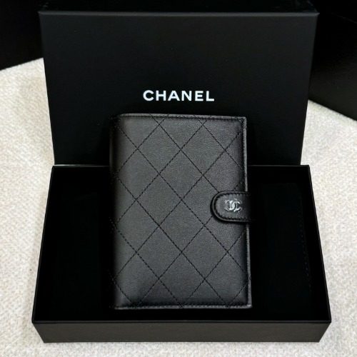 CHANEL Classic Passport Wallet ๊ทธ๋ ์ธ๋ Calfskin Black CC Logo