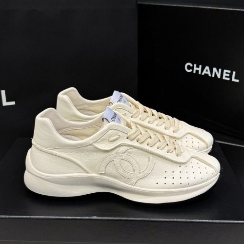 CHANEL Perforated Big Logo Leather Sneakers ์์ด๋ณด๋ฆฌ White Men's์ฉ