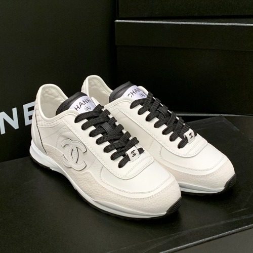 샤넬 25 S/S 프리 컬렉션 벨벳 카프스킨 엠보 뒷굽 스니커즈 남성용